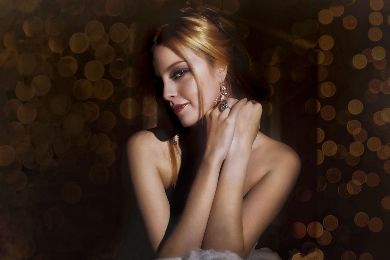 Intensiver Blick mit klassischem Smokey Eyes Make-up